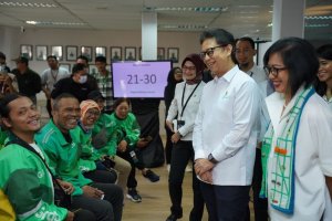 Menteri Kesehatan (Menkes) Budi Gunadi Sadikin bersama dengan Country Managing Director Grab Indonesia Neneng Goenadi dan Juru Bicara Presiden dari Ka