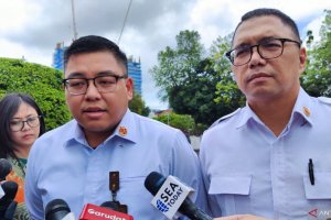 Deputi II Bidang Diseminasi dan Media Informasi PCO, Noudhy Valdryno (kiri)