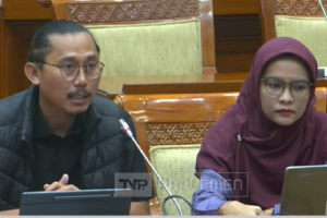 Ketua Perhimpunan Bantuan Hukum Indonesia (PBHI), Julius Ibrani (kiri) dalam rapat dengan Komisi III DPR, Jakarta, Senin (24/3). 