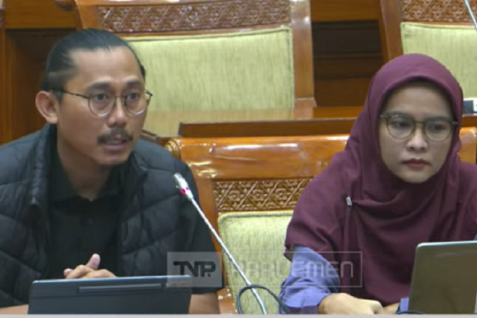 Ketua Perhimpunan Bantuan Hukum Indonesia (PBHI), Julius Ibrani (kiri) dalam rapat dengan Komisi III DPR, Jakarta, Senin (24/3). Foto: Youtube/ Komisi III DPR