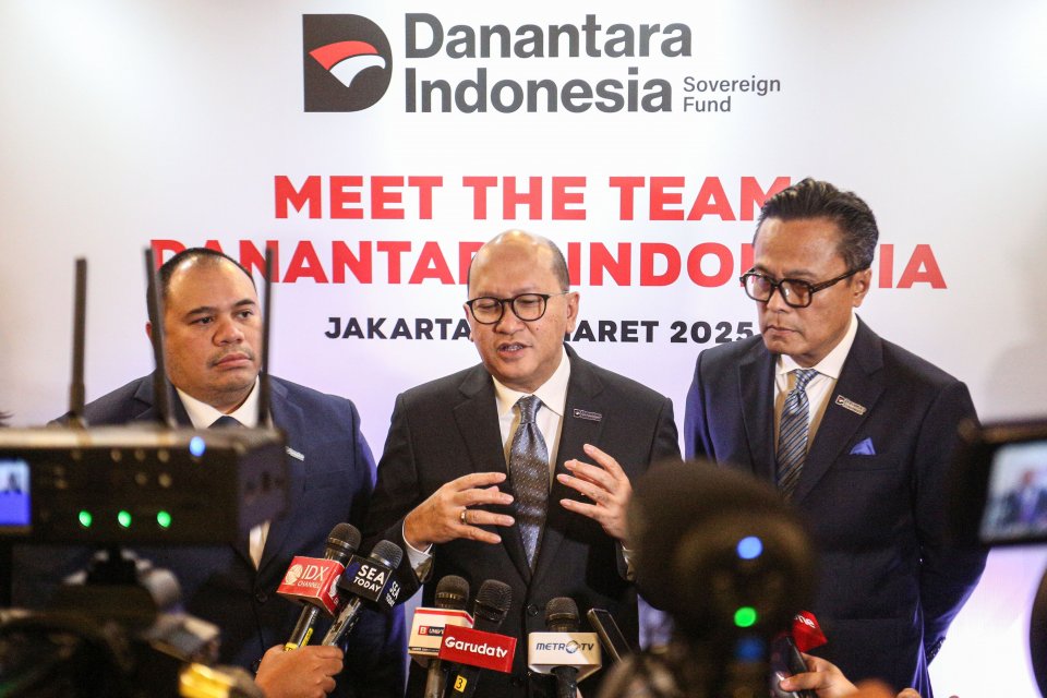 CEO Badan Pengelola Investasi (BPI) Daya Anagata Nusantara (Danantara) Rosan Roeslani (tengah) bersama Chief Operating Officer (COO) Danantara Dony Oskaria (kanan) dan Chief Investment Officer (CIO) Danantara Pandu Patria Sjahrir (kiri) menjawab pertanyaa
