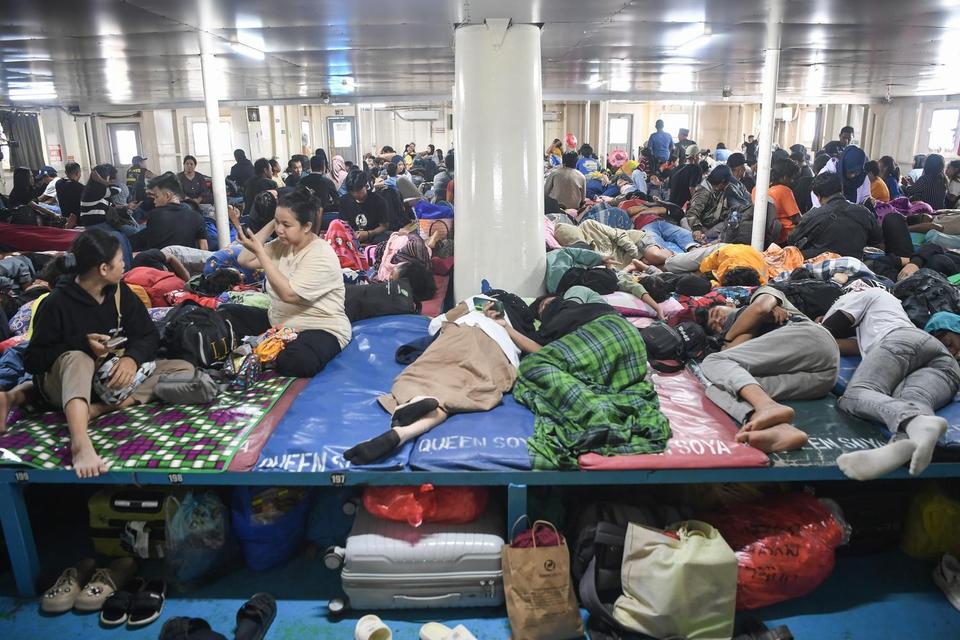 Sejumlah penumpang memenuhi geladak KM Queen Soya saat meninggalkan Dermaga Pelabuhan Umum Samarinda, Kalimantan Timur, Rabu (26/3/2025). 