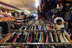 Penjualan baju bekas di Pasar Senen