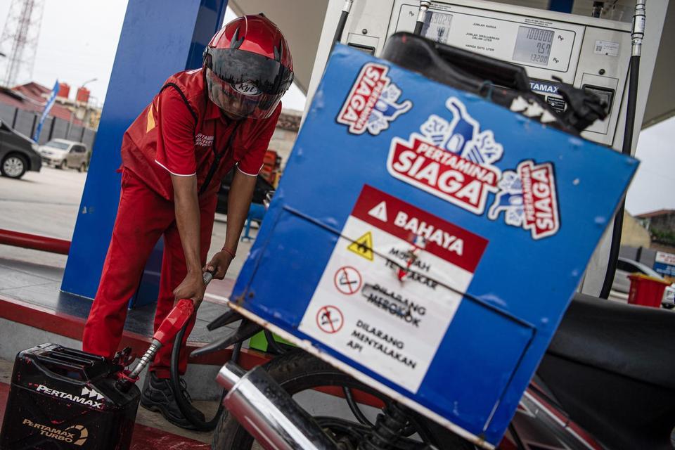 Petugas tim Satgas Pertamina mengisi bbm jenis Pertamax Turbo untuk melayani pengantaran bagi pemudik yang membutuhkan pengisian BBM motoris di SPBU 24.353.162 Bandar Lampung, Lampung, Kamis (27/3/2025). Subholding Comercial & Trading (CNT) PT Pertamina P