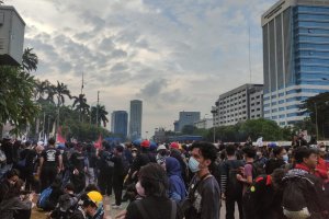 Demonstrasi di depan Gedung Parlemen, Jakarta, Kamis (27/3). 