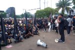 Demonstrasi tolak UU TNI di depan Gedung DPR/MPR, Jakarta, Kamis (27/3).