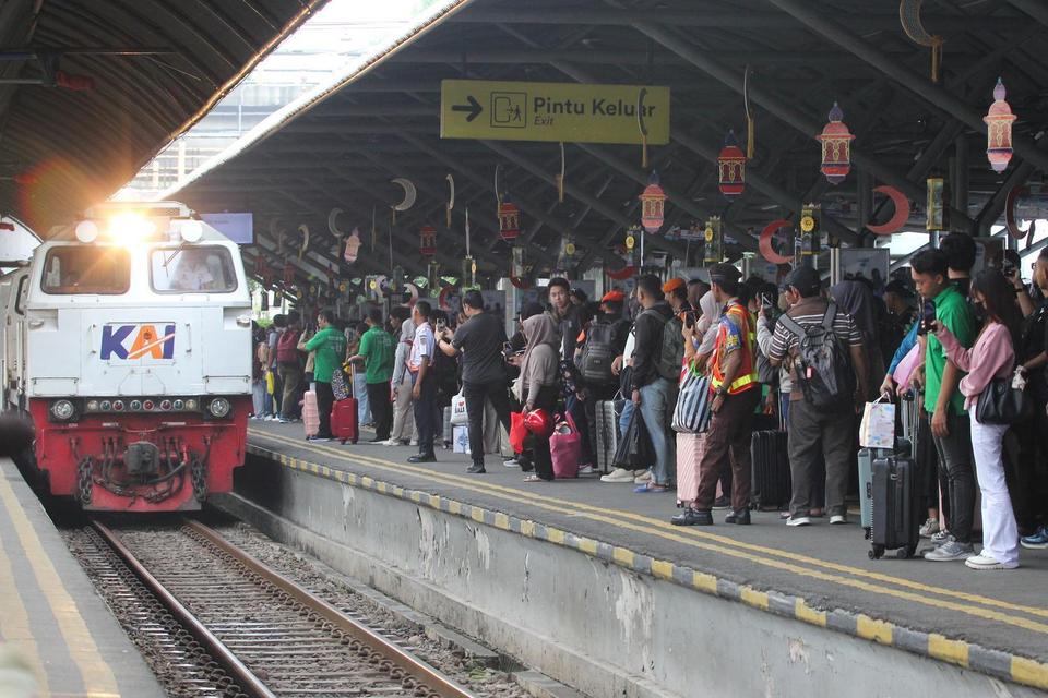 Sejumlah penumpang menunggu kedatangan kereta api di Stasiun Surabaya Gubeng, Surabaya, Jawa Timur, Jumat (28/3/2025). PT Kereta Api Indonesia Daop 8 Surabaya mencatat puncak arus mudik penumpang KA terjadi pada Jumat (28/3) dengan 27.569 penumpang yang b