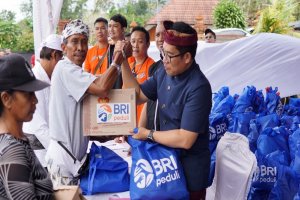 BRI Peduli salurkan bantuan sembako hingga renovasi pura bagi umat Hindu di Desa Adat Soka, Kecamatan Penebel, Kabupaten Tabanan, Bali.