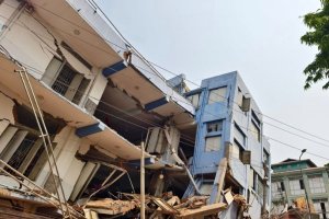 Gedung-gedung runtuh di Mandalay, Myanmar akibat gempa dengan magnitudo 7,7 melanda Myanmar pada Jumat (28/3/2025). 