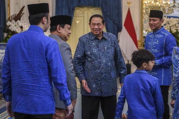 Presiden Prabowo Subianto (kedua kiri) berbincang dengan Presiden ke-6 Susilo Bambang Yudhoyono (tengah) didampingi Menko Bidang Infrastruktur dan Pembangunan Kewilayahan Agus Harimurti Yudhoyono (kanan) saat menghadiri Gelar Griya di Istana Kepresidenan,