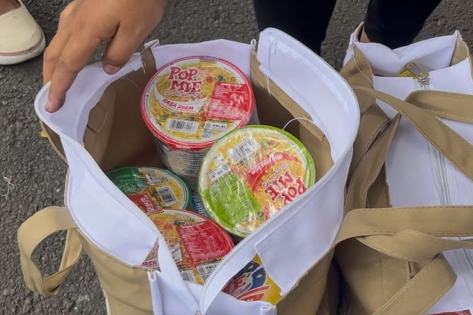 Warga berbondong-bondong menghadiri open house Prabowo di Istana Merdeka Jakarta pada Senin, 31 Maret 2025. Pihak istana membagikan bingkisan untuk warga yang hadir. 