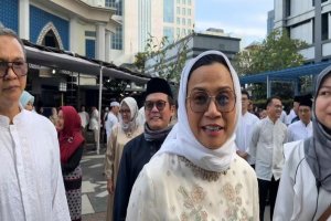 Menteri Keuangan Sri Mulyani usai melaksanakan salat Idul Fitri di Masjid di Kantor Pusat Direktorat Jenderal Pajak, Jakarta, Senin, 31 Maret 2025.