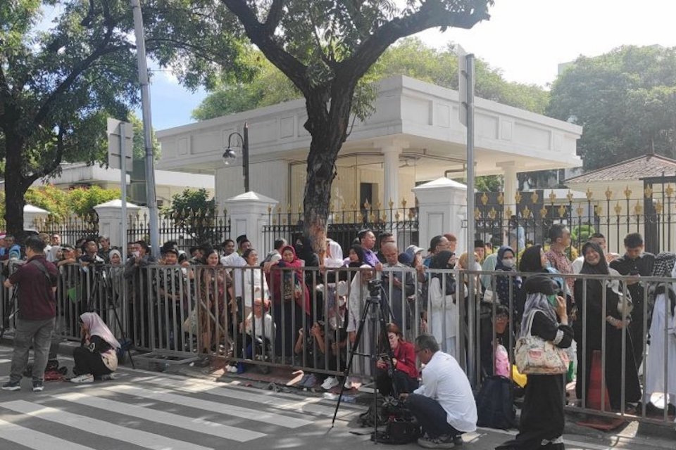 Sejumlah masyarakat mengantre di depan Pintu Kementerian Sekretariat Negara untuk bertemu dengan Presiden Prabowo Subianto yang menggelar Open House di Istana Merdeka, Senin (31/3/2025). 