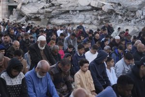 Rakyat Palestina melaksanakan salat Idul Fitri di Gaza, Minggu, 30 Maret.