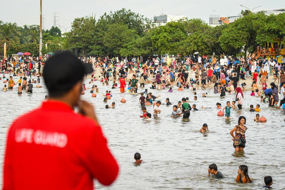 Sejumlah pengunjung berenang di Pantai Lagoon Ancol, Jakarta, Selasa (1/4/2025). PT Pembangunan Jaya Ancol Tbk menargetkan sebanyak 70 ribu pengunjung per hari saat periode libur Lebaran 2025.