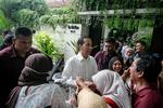 Warga mengunjungi kediaman Jokowi saat Lebaran
