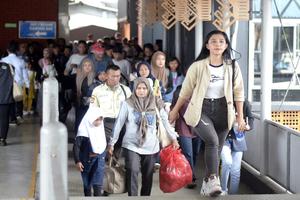 Arus balik pemudik pejalan kaki di Pelabuhan Bakauheni