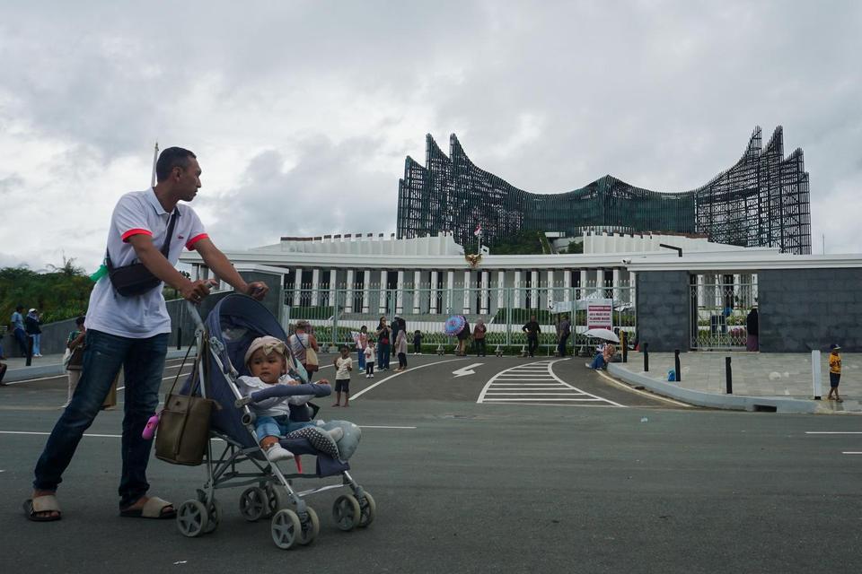 Warga berjalan saat mengunjungi Kawasan Inti Pusat Pemerintahan (KIPP) di Ibu Kota Nusantara (IKN), Penajam Paser Utara, Kalimantan Timur, Minggu (6/4/2025). Menurut Otorita IKN bahwa jumlah kunjungan masyarakat ke IKN itu sejak 27 Maret hingga 5 April le