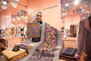 BRI mendukung UMKM Unici Songket Silungkang menembus pasar internasional.