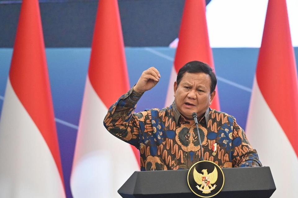 Presiden Prabowo Subianto menyampaikan pengarahan dalam Sarasehan Ekonomi Bersama Presiden RI di Menara Mandiri, Senayan, Jakarta, Selasa (8/4/2025). Acara bertema Memperkuat Daya Tahan Ekonomi Indonesia di Tengah Gelombang Perang Tarif Perdagangan itu di
