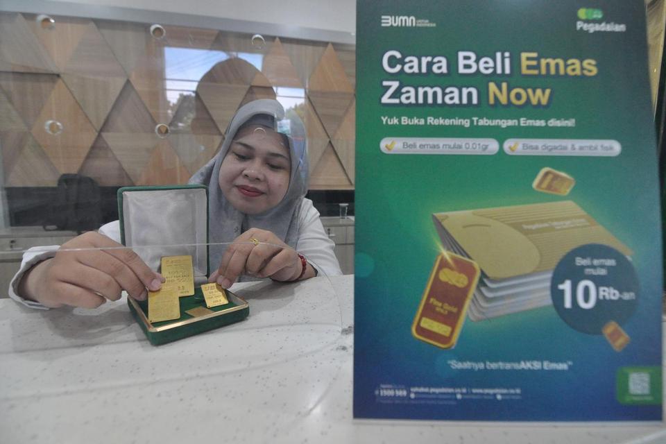 Pegawai menata kepingan emas yang dijual di Kantor Pegadaian Cabang di Kota Bengkulu, Bengkulu, Rabu (9/4/2025). Harga jual emas Antam mengalami kenaikan Rp23.000 atau menjadi Rp1.777.000 dari sebelumnya Rp1.754.000 per gram.