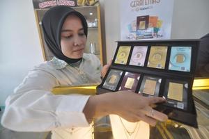 Harga emas Antam naik