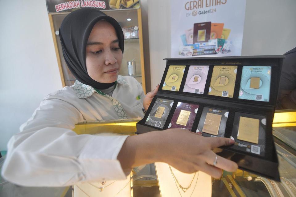 Pegawai menata kepingan emas yang dijual di Kantor Pegadaian Cabang di Kota Bengkulu, Bengkulu, Rabu (9/4/2025). Harga jual emas Antam mengalami kenaikan Rp23.000 atau menjadi Rp1.777.000 dari sebelumnya Rp1.754.000 per gram.