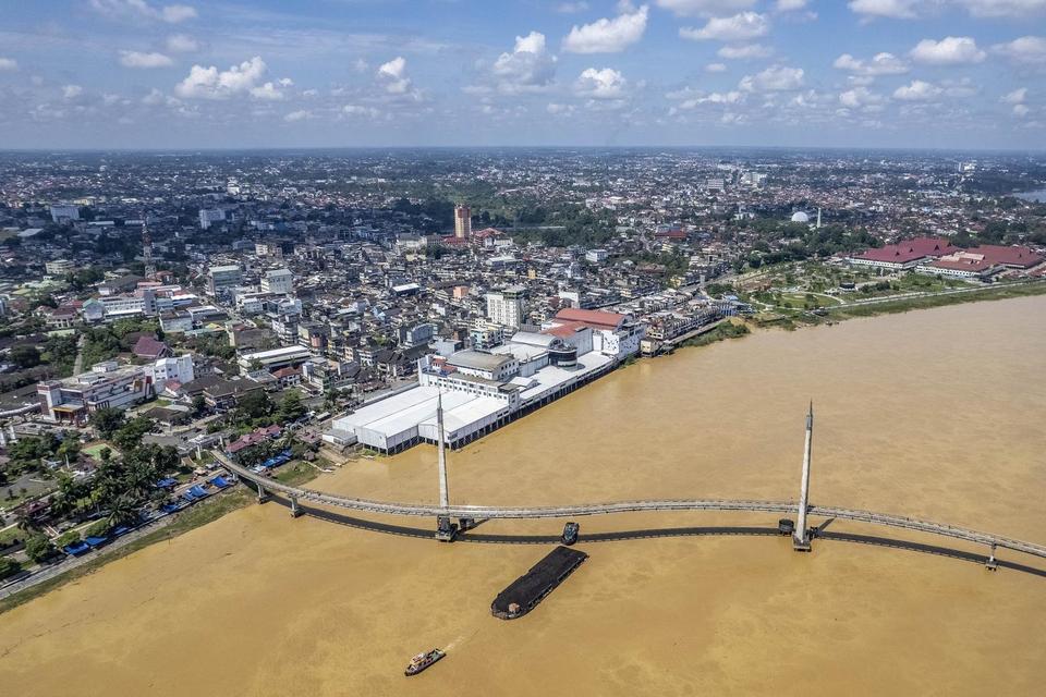 Foto udara kapal tongkang bermuatan batu bara menyusuri Sungai Batanghari di kawasan Tanggo Rajo, Gentala Arasy, Jambi, Kamis (10/4/2025). Menteri Energi dan Sumber Daya Mineral (ESDM) Bahlil Lahadalia menyampaikan tarif royalti minyak dan batu bara (mine
