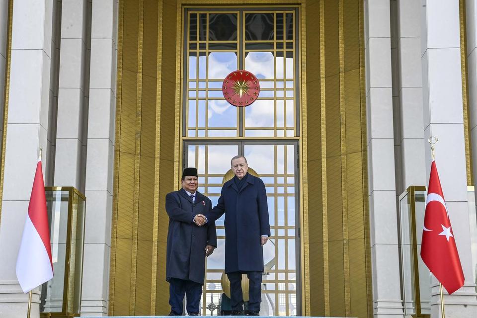 Presiden Prabowo Subianto (kiri) bersalaman dengan Presiden Turki Recep Tayyip Erdogan sebelum pertemuan bilateral di Istana Kepresidenan Turki, di Ankara, Turki, Kamis (10/4/2025). Kunjungan kenegaraan tersebut membahas upaya memperkuat kerja sama kedua
