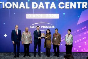 Menteri Urusan Perdagangan Luar Negeri Prancis Laurent Saint-Martin menemui Menteri Komdigi Meutya Hafid (tengah)