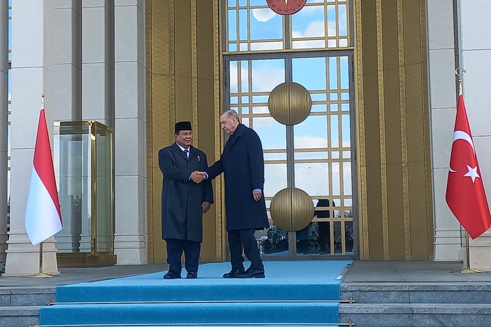 Presiden Republik Indonesia Prabowo Subianto bersalaman dengan Presiden Recep Tayyip Erdogan di depan gerbang Istana Kepresidenan Turki, di Ankara, Kamis (10/4).
