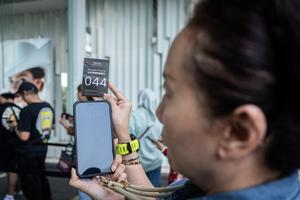 Warga antre untuk preorder iPhone 16