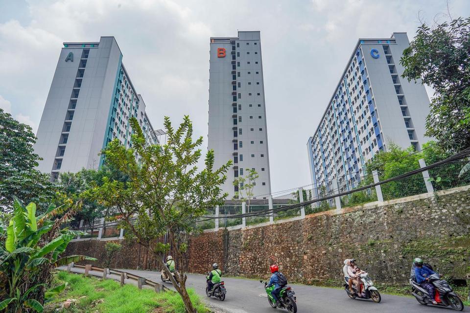 Sejumlah pengendara sepeda motor melintas di jalan dekat Rusunawa Green Jagakarsa, Jakarta, Jumat (11/4/2025). Pemprov DKI Jakarta membuka pendaftaran bagi warga berpenghasilan rendah yang ingin menghuni rusunawa tersebut dengan kuota sebanyak 200 calon p