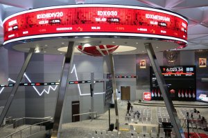 Pekerja melintas di dekat layar digital yang menampilkan pergerakan Indeks Harga Saham Gabungan (IHSG) di Bursa Efek Indonesia (BEI), Jakarta, Selasa 