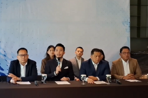 Tim pengacara Presiden ke-7 Joko Widodo, Yakup Hasibuan (pegang mic) saat konferensi pers di Jakarta, Senin (14/4).