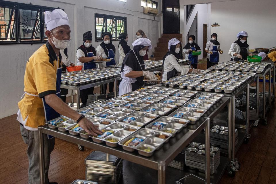 Petugas menyiapkan paket Makanan Bergizi Gratis (MBG) di dapur Satuan Pelayanan Pemenuhan Gizi (SPPG) Ilir Barat (IB) II Palembang, Sumatera Selatan, Selasa (15/4/2025). Kementerian Kependudukan dan Pembangunan Keluarga (Kemendukbangga)/Badan Kependudukan