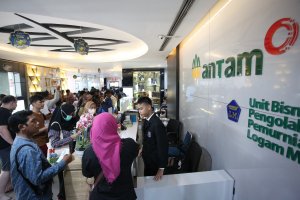 Warga terlihat memadati butik emas logam mulia Antam di Pulo Gadung, Selasa (15/4)