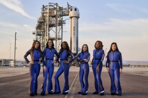 Katy Parry menjadi salah satu kru dalam penerbangan luar angkasa roket Blue Origin milik Jeff Bezos, Senin (14/4)