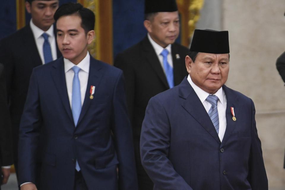 Presiden Prabowo Subianto didampingi Wakil Presiden Gibran Rakabuming Raka bersiap melantik Gubernur dan Wakil Gubernur Papua Pegunungan dan Kepulauan Bangka Belitung di Istana Negara, Jakarta, Kamis (17/5/2025).