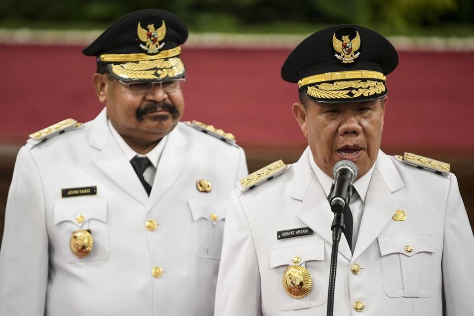 Wakil Gubernur Kepulauan Bangka Belitung Hidayat Arsani (kanan) dan Gubernur Papua Pegunungan John Tabo menjawab pertanyaan wartawan usai dilantik Presiden Prabowo Subianto di Istana Negara, Jakarta, Kamis (17/5/2025). 