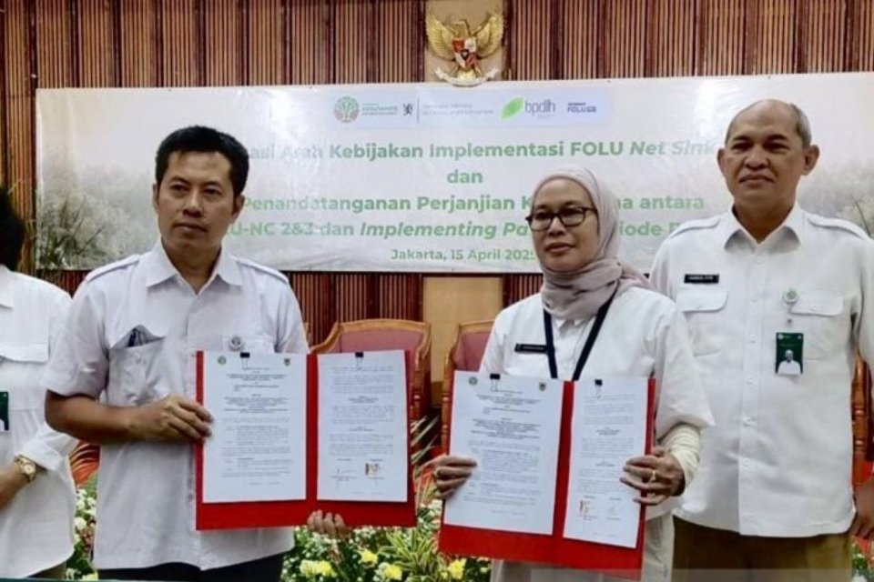 Kepala Dinas Kehutanan Provinsi Kalimantan Selatan (Dishut Kalsel) Fathimatuzzahra (kedua kanan) usai menandatangani perjanjian kerja sama Program FOLU Net Sink 2030 tahap kedua bersama Norwegia dan Kementerian Kehutanan di Jakarta, Selasa (15/4).