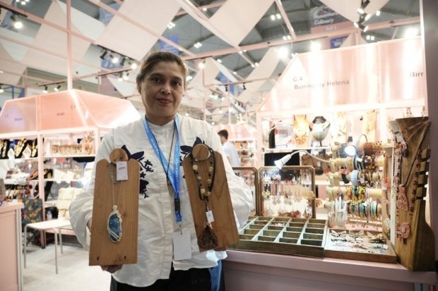 Berbekal dukungan BRI, Helena tampil di BRI UMKM EXPO(RT) 2025 membawa karyanya ke panggung dunia.