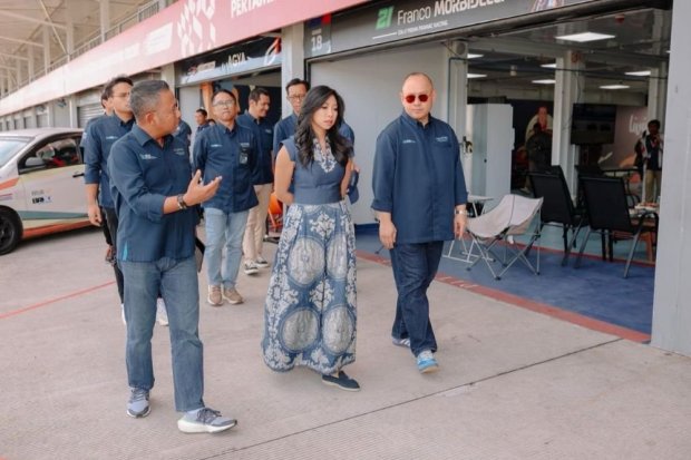 Direktur Utama InJourney, Maya Watono, melakukan pengecekan langsung kesiapan sirkuit untuk menyambut GT World Challenge Asia, Rabu (16/4).
