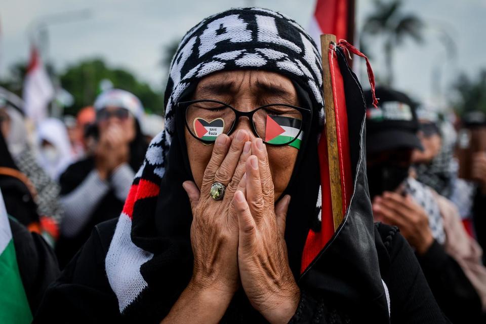 Pengunjuk rasa berdoa saat Aksi Peduli Palestina di Taman Elektrik, Kota Tangerang, Banten, Minggu (20/4/2025).
