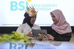 Palayanan bank menggunakan pakaian adat saat Hari Kartini