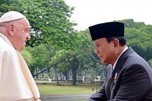 Menteri Pertahanan Prabowo Subianto saat bertemu Paus Fransiskus di Istana Kepresidenan, Jakarta, Rabu (4/9).