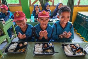 Pemberian makanan bergizi gratis di Kendari