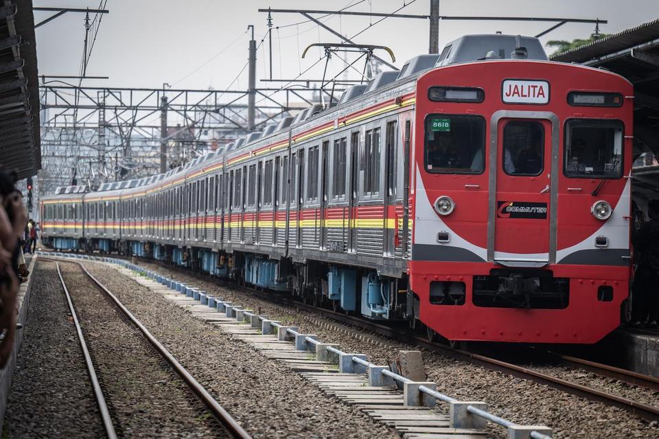 Perayaan 100 tahun operasional KRL di Stasiun Jakarta Kota, Jakarta, Selasa (22/4/2025).