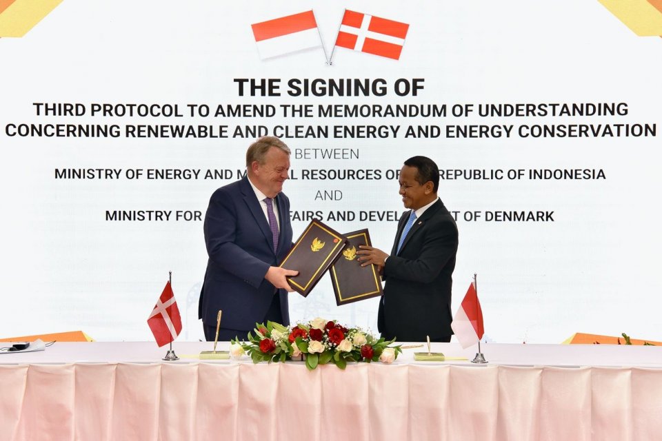 Menteri Energi dan Sumber Daya Mineral Bahlil Lahadalia dan Menteri Luar Negeri Denmark Lars Lokke Rasmussen di Kantor Kementerian ESDM, Jakarta, Senin (21/4)