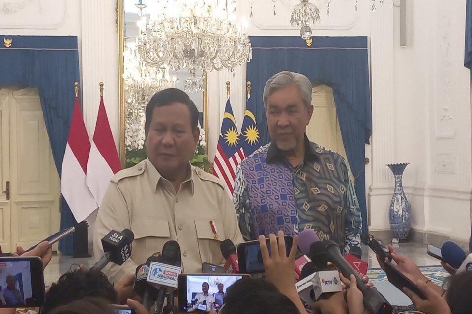Presiden Prabowo Subianto bersama Wakil Perdana Menteri Malaysia Dato Seri Ahmad Zahid bin Hamidi di Istana Merdeka, Jakarta, Selasa (22/4). Foto: Muhamad Fajar Riyandanu/Katadata